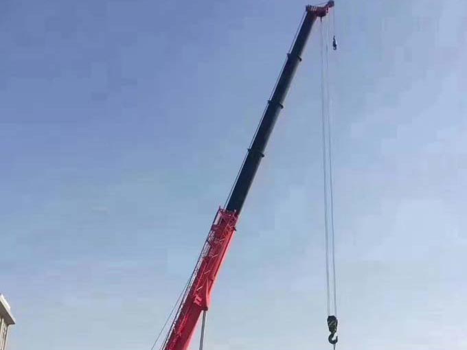 300吨汽车吊助力桥梁吊装安装现场